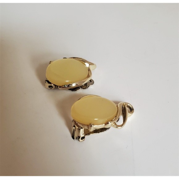 Clip On Earrings- Cream Colored Stone With Gold Tone Metal Vinta…Classic Elegant - Picture 3 of 7